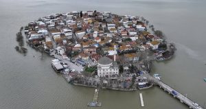 Gölyazı’da 12 yıl sonra bir ilk: ‘Küçük Venedik’te sular yükseldi, yollar kapandı