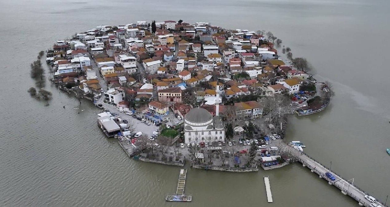 Gölyazı’da 12 yıl sonra bir ilk: ‘Küçük Venedik’te sular yükseldi, yollar kapandı