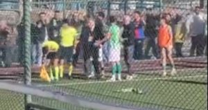 Görüntüler Türkiye’den! Tribünden hakeme skuter fırlattı