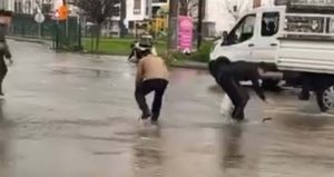 Görüntüler Türkiye’den! Vatandaşlar önce gördüğüne inanamadı, sonra poşeti alıp toplamaya başladı