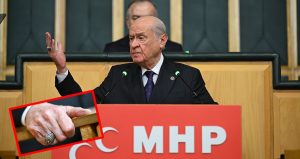 Grup toplantısında takmıştı! İşte Bahçeli’nin yüzüğü ve rozetindeki gizli mesajlar
