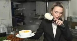 Haberi sunarken haber oldu: Muhabirin sakatatla imtihanı sosyal medyanın gündemine oturdu