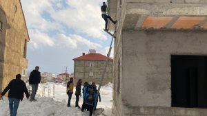 Hakkari’de çatıda asılı kalan vatandaş kurtarıldı