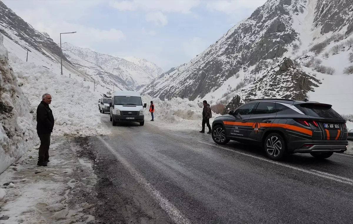 Hakkari’de Karayolları Ekipleri Yoğun Çalışıyor