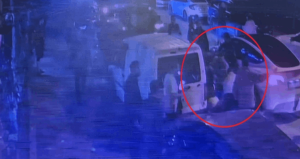 Halı saha önünde yığılan yaralıya maçtaki doktorlar koştu