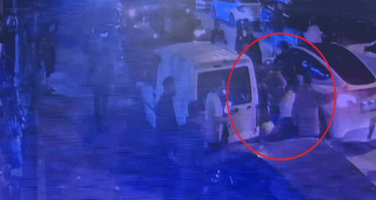 Halı saha önünde yığılan yaralıya maçtaki doktorlar koştu