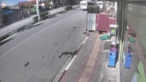 Hatay’da park halindeki minibüse çarptı: 2 yaralı