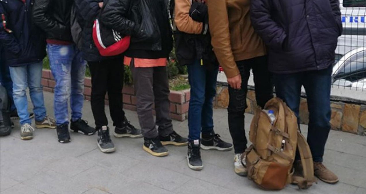 Hatay’da pes dedirten yöntem: Hayvan gübresiyle kamufle edilen araçtan 19 göçmen çıktı