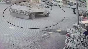 Hatay’da seyir halindeki pikabın kapağı açıldı: Kadının kafasına çarptı