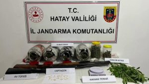 Hatay’da turşu bidonu kullanarak uyuşturucu ticareti yapan 5 kişi gözaltına alındı