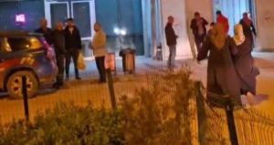 Husumetlisinin evine kurşun yağdırdı: Anne öldü, baba ile kızı ağır yaralı