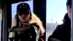 İETT otobüsünde iki kadının köpek kavgası: Hava almayan beynine hava sokarım