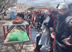 İmam; kardeşi, yengesi ve yeğeninin cenaze namazını kıldırırken fenalık geçirdi