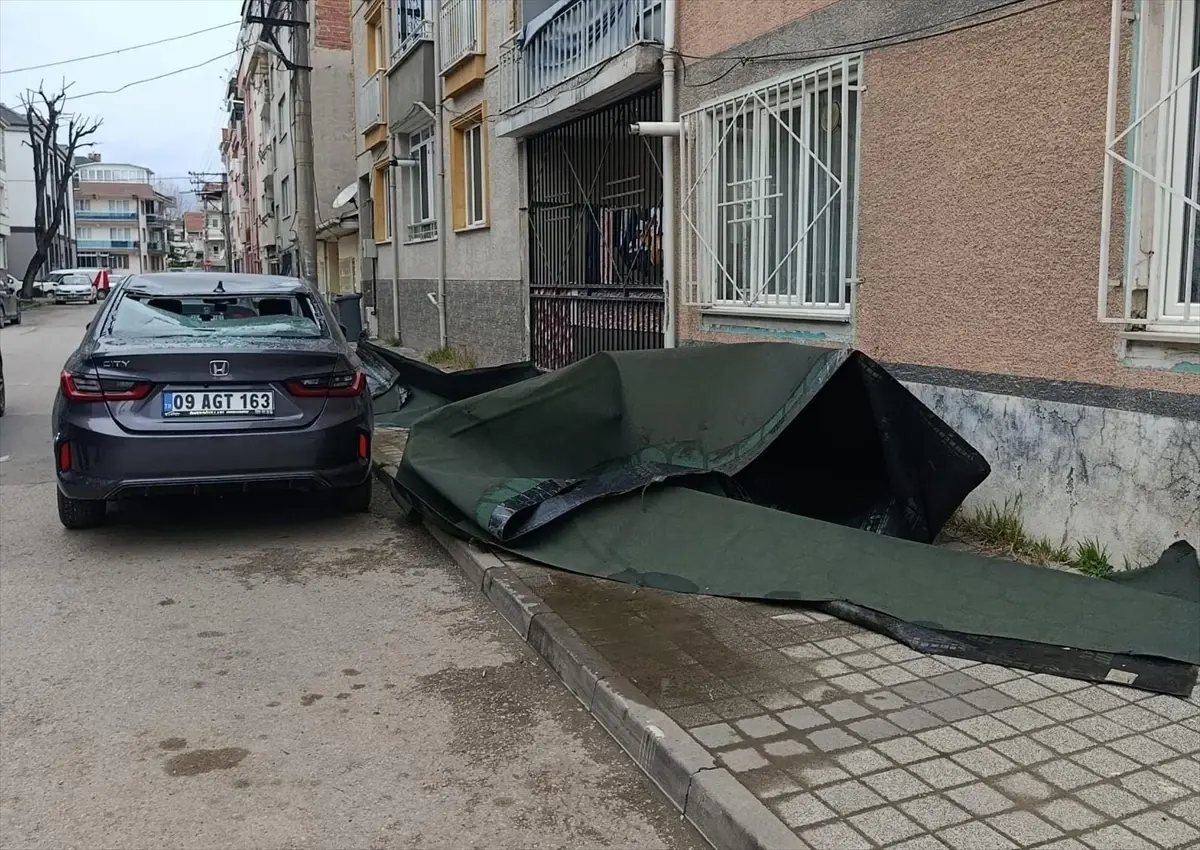 İnegöl’de Lodos Araç Hasarına Yol Açtı