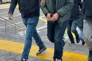 İstanbul merkezli 4 ildeki suç örgütü operasyonunda yakalanan 35 zanlı adliyede