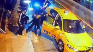 İstanbul’da alkollü şahsın taksiye saldırdığı anlar kamerada