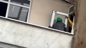 İstanbul’da boş evdeki pencereler çalındı