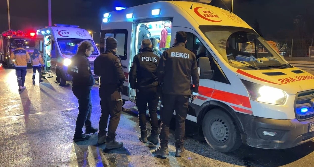 İstanbul’da gece yarısı kaza: Yaralı yakınları ambulansa binmek isteyince tartışma çıktı