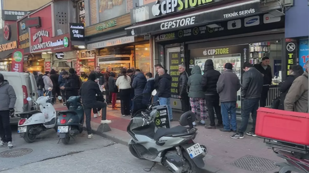 İstanbul’da İlk İftar Pide Kuyruğu