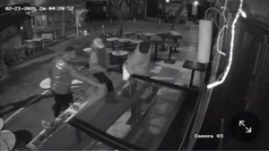 İstanbul’da kafe önünde çilek hırsızlığı