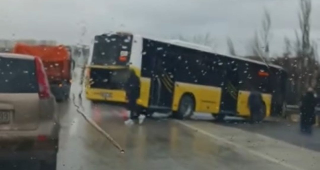 İstanbul’da kaza anı kamerada:  İETT otobüsü kontrolden çıktı: 5 yaralı