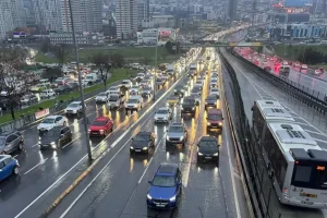 İstanbul’da Okul Ziliyle Trafik Yoğunluğu Arttı