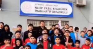 İstanbul’da ortaokulda skandal görüntüler: Öğrencilere ‘selefi’ andı okutuldu