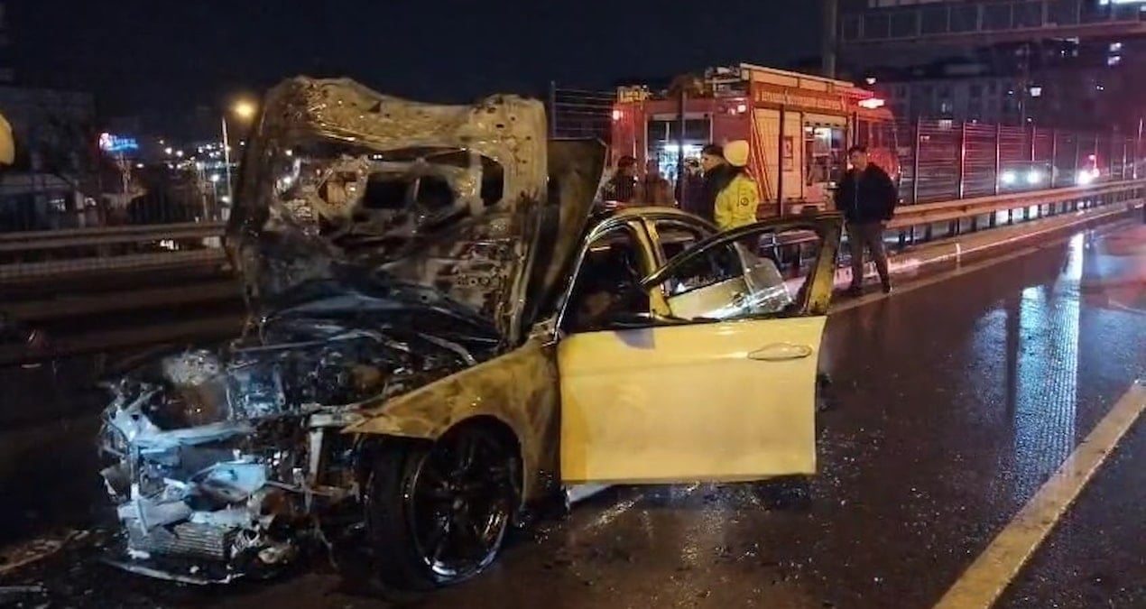 İstanbul’da seyir halindeki otomobil alev aldı