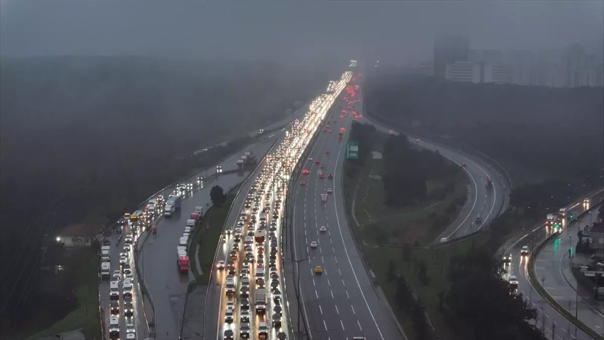 İstanbul’da yarıyıl tatilinin ardından ilk iş gününde trafik yoğunluğu