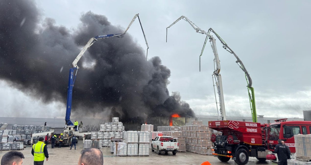 İtfaiye seferber oldu: Gümüşçeşme’deki depo yangını söndürülmeye çalışılıyor