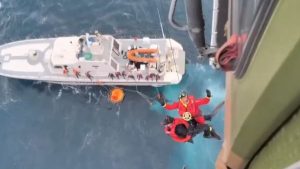 İzmir açıklarında batan göçmen botundan 2 kişi kurtarıldı