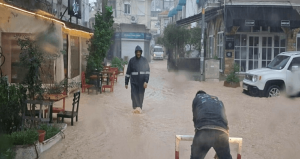 İzmir Çeşme’de sağanak; yollar göle döndü