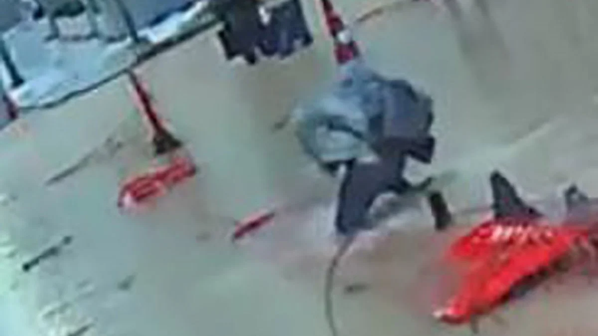 İzmir’de bir vatandaş göle dönen yolda çukura düştü