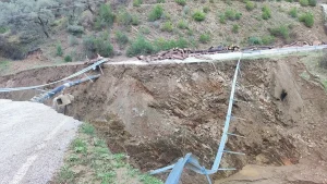 İzmir’de Köprü Yıkıldı, Yol Trafiğe Kapandı