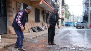 İzmir’de mahalleli bozulan yolu kendi imkanlarıyla onardı