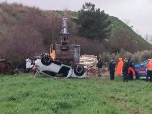 İzmir’de Otomobil Dere Yatağından Çıkarıldı