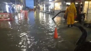 İzmir’de sağanak; cadde ve sokaklar göle döndü, sürücüler zor anlar yaşadı