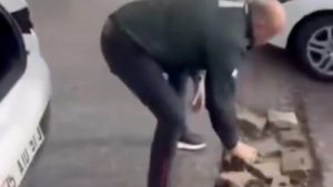 İzmir’de sağanak sonrası çukurları da vatandaş kapattı