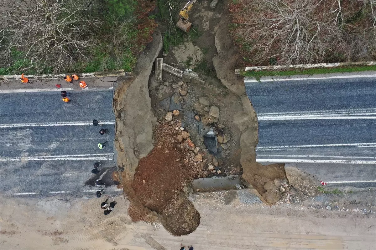 İzmir’de Sağanak Sonrası Yol Çöktü