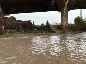 İzmir’de Sağanak Trafiği Olumsuz Etkiledi