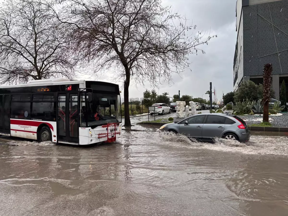 İzmir’de Sağanak Yağış Trafiği Olumsuz Etkiledi