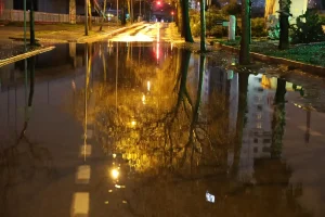 İzmir’de Sağanak Yağış Trafiği Olumsuz Etkiledi