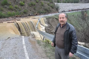İzmir’de Sağanak Yol Çökmesine Neden Oldu