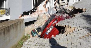 İzmir’de toprak kayması; 2 bina ve 7 araç zarar gördü