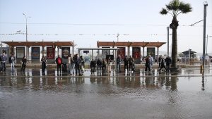 İzmir’de yağmur yine hayatı felç etti: Caddeler nehre dönüştü
