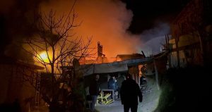 İznik’te korkutan yangın: İki katlı bina alevlere teslim oldu