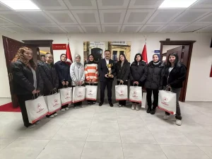 İzollu Lisesi Kız Futsal Takımı’ndan Kaymakam’a Ziyaret