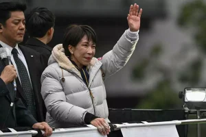 Japonya’nın ilk kadın başbakanı, ülkedeki en büyük seçim zaferini kazandı