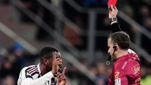 Juventus teknik direktörü ve yetkilileri Inter maçının sonunda hakemlerin önünü kesti