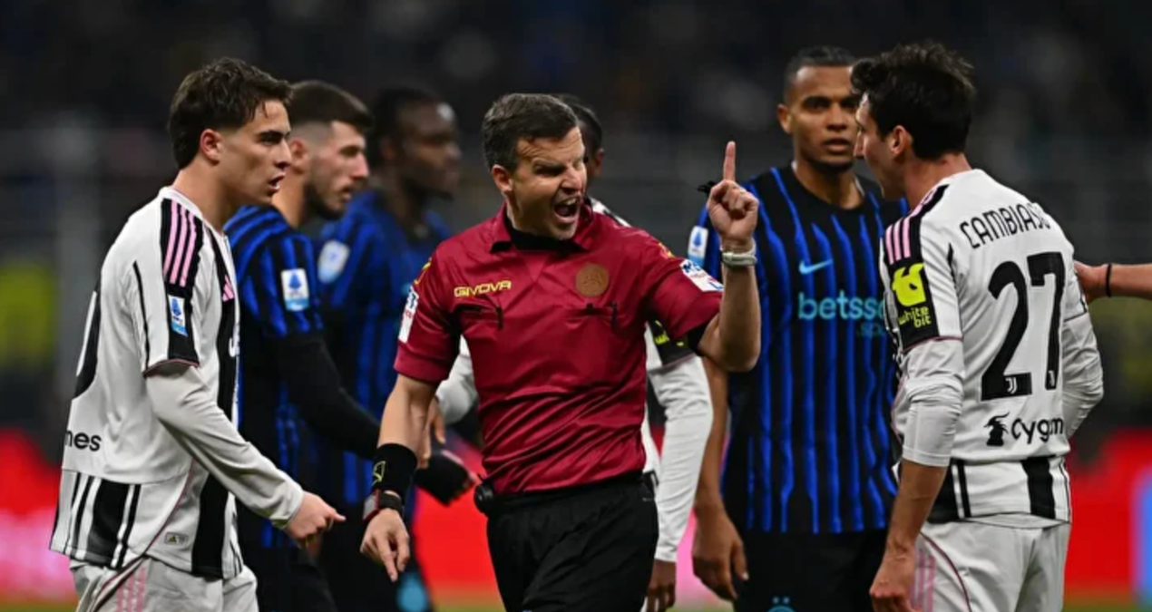 Juventus yenildi maç sonu ortalık karıştı! Hakemlerin üzerine yürüdü